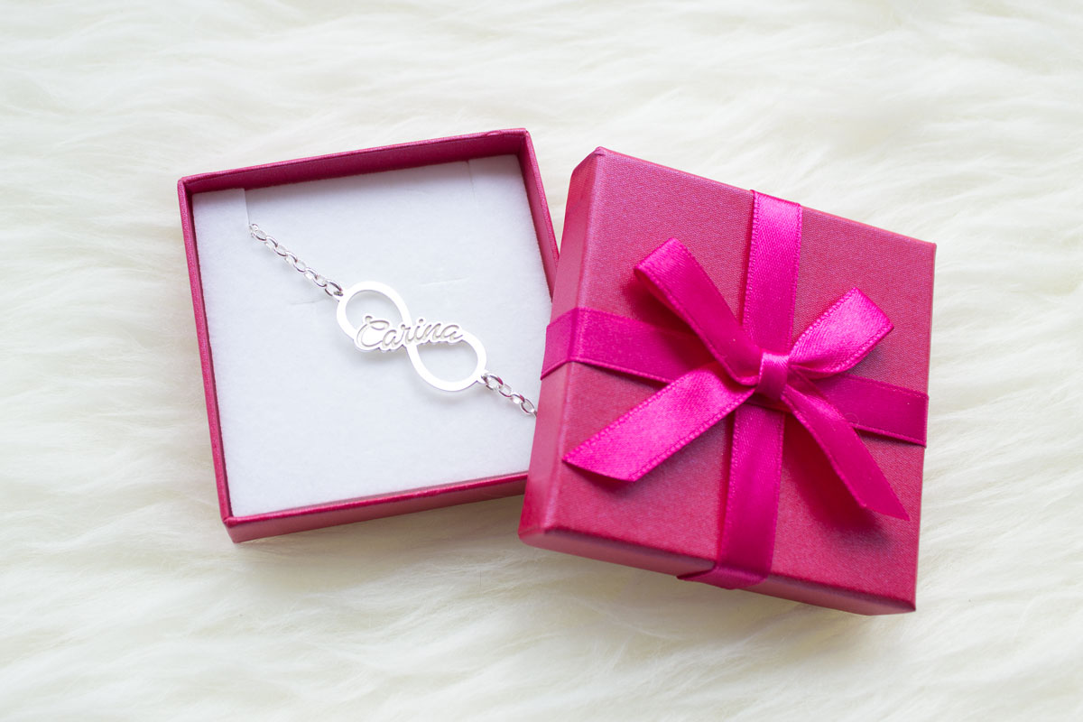 Infinity Armband mit Gravur von Namesforever Infinity Armband mit Gravur von Namesforever
