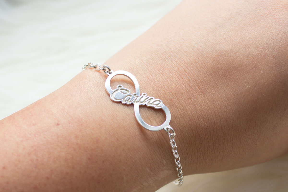 Infinity Armband mit Gravur von Namesforever Infinity Armband mit Gravur von Namesforever