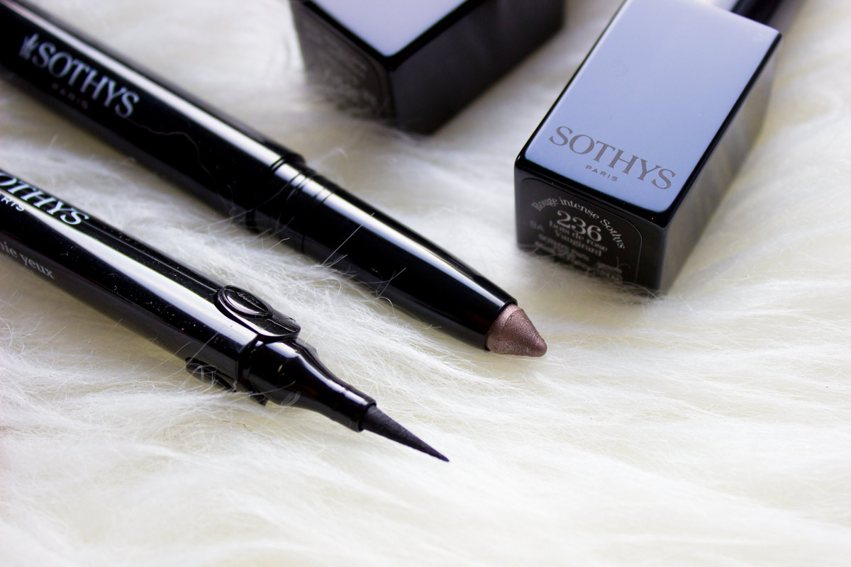 Sothys' Dekorative Kosmetik im Test - Lippenstifte, Eyeliner, Augenbrauenpuder und Lidschattenstift Sothys Dekorative Kosmetik im Test - Lippenstifte, Eyeliner, Augenbrauenpuder und Lidschattenstift