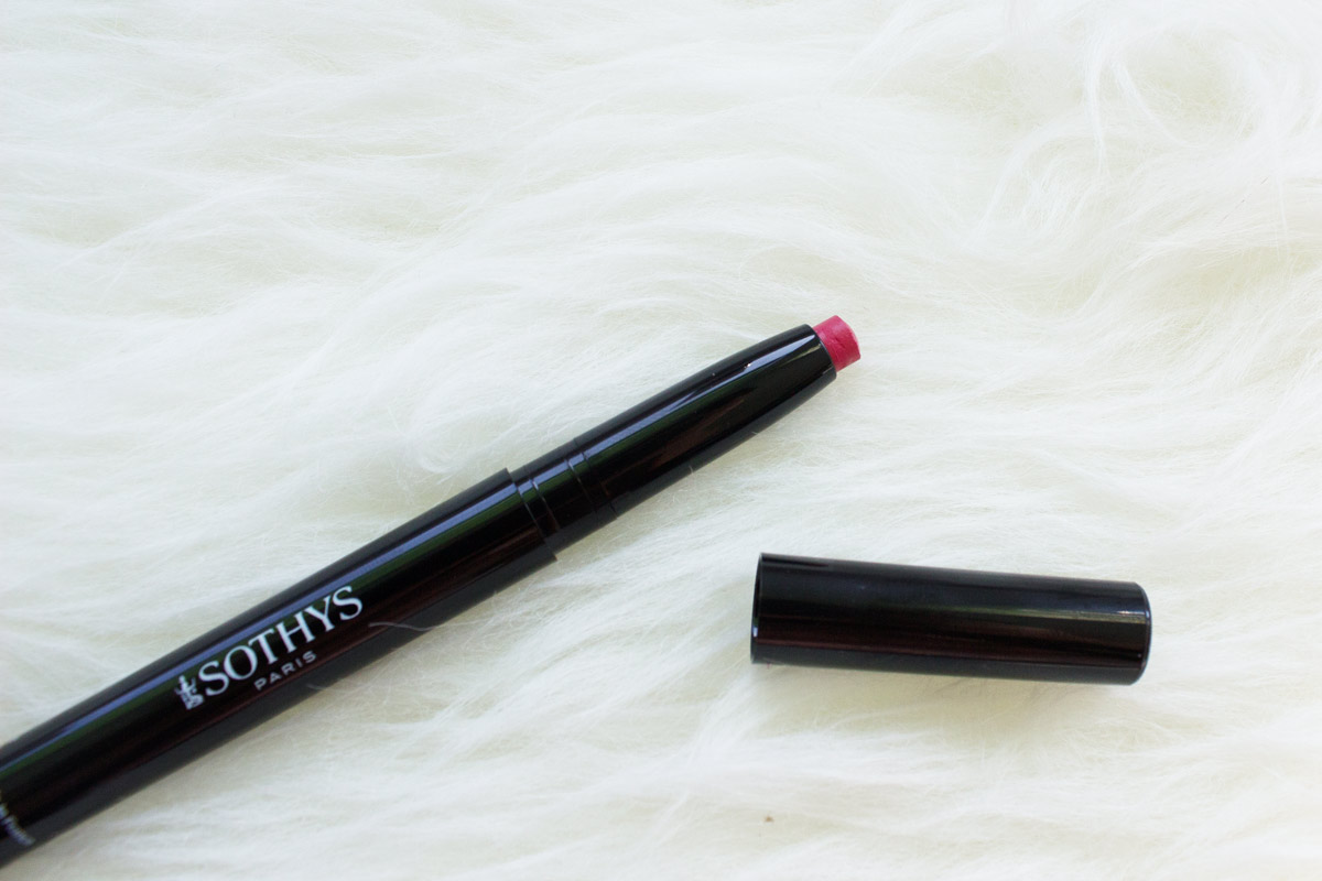 Sothys' Dekorative Kosmetik im Test - Lippenstifte, Eyeliner, Augenbrauenpuder und Lidschattenstift Sothys Dekorative Kosmetik im Test - Lippenstifte, Eyeliner, Augenbrauenpuder und Lidschattenstift